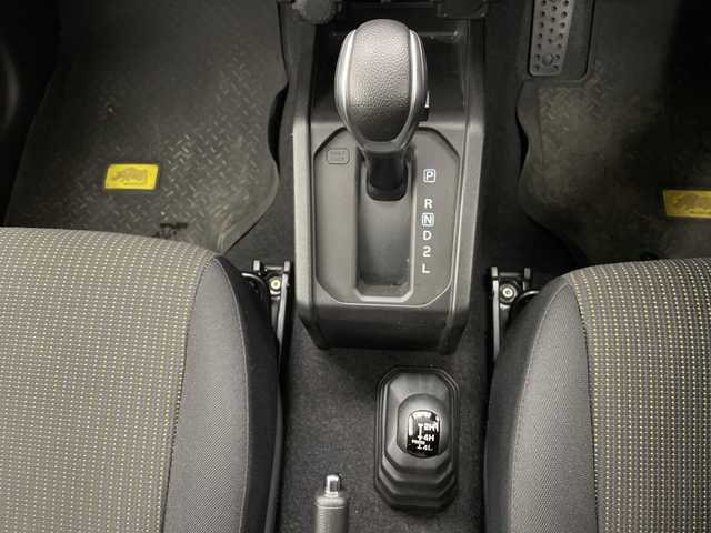 スズキ ジムニー シエラ JC 長野県 2019(令1)年 2.6万km シフォンアイボリーM ４ＷＤ/社外ＣＤ/衝突被害軽減ブレーキ/クルーズコントロール/レーンディパーチャーアラート/ヘッドライトウォッシャー/LEDライト/オートライト/フォグランプ/ウィンカードアミラー/革巻きステアリング/スタッドレス＋アルミ車載/スマートキーx2/純正15インチアルミ/前席シートヒーター