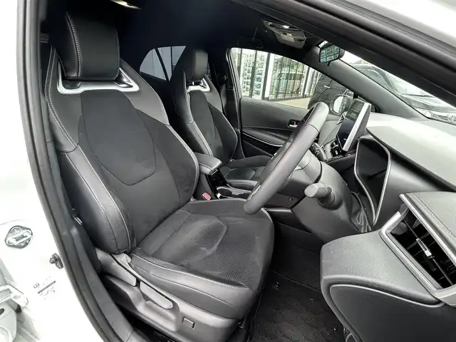 トヨタ カローラ スポーツ ハイブリッドG Z 長崎県 2024(令6)年 0.7万km アティチュードブラックマイカ/プラチナホワイトパールマイカ /ワンオーナー//純正ナビ/ (Apple Car play フルセグTV BT)//レーダークルーズコントロール//ビルドインETC2.0//トヨタセーフティーセンス//プリクラッシュセーフティ//レーントレーシングアシスト//レーンディパーチャアラート//ブラインドスポットモニター//パーキングサポートブレーキ//オートライト//LEDヘッドライト//コーナーセンサー//スマートキー//保証書　取扱説明書