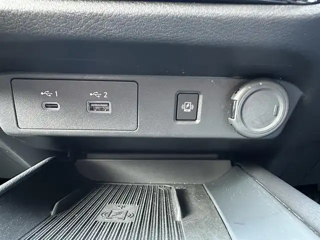 日産 ノート X 千葉県 2024(令6)年 2.8万km ダークメタルグレー 純正９インチナビ/(AM/FM/TV/Bluetooth)/HDMI/全周囲カメラ/デジタルインナーミラー/プロパイロット/置くだけ充電/衝突被害軽減システム/車線逸脱警報/クルーズコントロール/横滑り防止装置/ETC２．０/アイドリングストップ/LEDヘッドライト/オートライト/ウィンカーミラー/電動格納ミラー/シートリフター/プッシュスタート/スマートキー/フロアマット/スペアキー/取扱説明書/保証書
