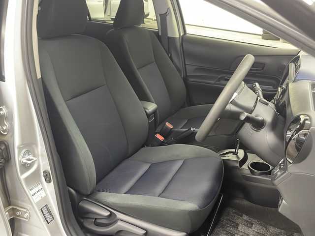 トヨタ アクア S 長崎県 2016(平28)年 8.7万km シルバーM メモリナビ/フルセグテレビ/CD/DVD/Bluetooth/バックカメラ/衝突軽減ブレーキ/オートハイビーム/スマートキー/プッシュスタート/ETC/フロアマット/純正ライト/オートライト/ドアバイザー
