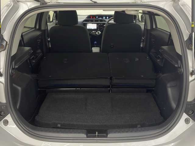 トヨタ アクア S 長崎県 2016(平28)年 8.7万km シルバーM メモリナビ/フルセグテレビ/CD/DVD/Bluetooth/バックカメラ/衝突軽減ブレーキ/オートハイビーム/スマートキー/プッシュスタート/ETC/フロアマット/純正ライト/オートライト/ドアバイザー