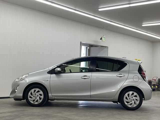 トヨタ アクア S 長崎県 2016(平28)年 8.7万km シルバーM メモリナビ/フルセグテレビ/CD/DVD/Bluetooth/バックカメラ/衝突軽減ブレーキ/オートハイビーム/スマートキー/プッシュスタート/ETC/フロアマット/純正ライト/オートライト/ドアバイザー