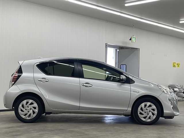トヨタ アクア S 長崎県 2016(平28)年 8.7万km シルバーM メモリナビ/フルセグテレビ/CD/DVD/Bluetooth/バックカメラ/衝突軽減ブレーキ/オートハイビーム/スマートキー/プッシュスタート/ETC/フロアマット/純正ライト/オートライト/ドアバイザー