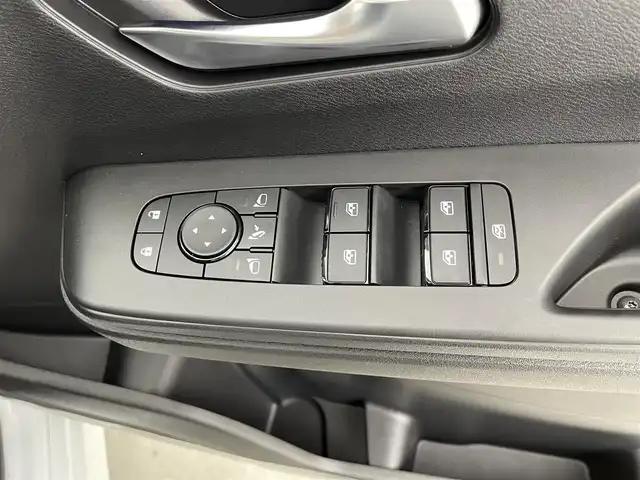 日産 セレナ e－パワー ハイウェイスター V 福井県 2025(令7)年 0.1千km 白Ⅱ インテリジェント アラウンドビューモニター（移動物 検知機能付）/インテリジェント ルームミラー/アドバンスドドライブアシストディスプレイ（12.3インチカラーディスプレイ）/統合型インターフェースディスプレイ/ワイヤレス充電器+6スピーカー/NissanConnectナビゲーションシステム（地デジ内蔵）/車載通信ユニット（TCU［Telematics Control Unit］）/ETC2.0ユニット（ビルトインタイプ）/ドライブレコーダー（前後セット）/プロパイロット（ナビリンク機能付）/プロパイロット緊急停止支援システム（SOSコール機能付）/SOSコール/ヘッドランプ オートレベライザー/アダプティブLEDヘッドライトシステム