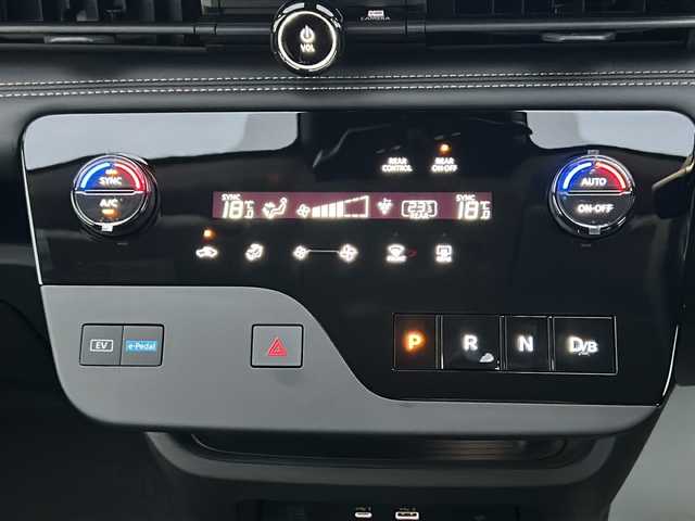 日産 セレナ e－パワー ハイウェイスター V 三重県 2025(令7)年 0.1千km プリズムホワイト 登録済未使用車 /純正ナビ　/全周囲　/純正後席モニター/BSM　/デジタルインナーミラー　/ワイヤレス充電器　/プロパイロット /ハンドル支援/ビルトインETC2.0 /両側パワースライドドア/スペアキー /コーナーセンサー /レーダークルーズコントロール/レーンキープアシスト/衝突軽減ブレーキ/USB・タイプC給電 /LEDヘッドライト/オートハイビーム/オートライト/電動格納ミラー/禁煙車