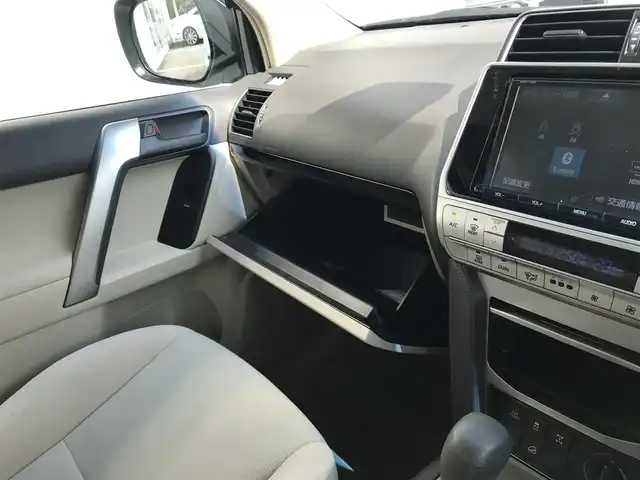トヨタ ランドクルーザー プラド TX 富山県 2018(平30)年 10.8万km ホワイトパールクリスタルシャイン 4WD/RAYS17インチAW/純正ナビ/フルセグTV/Bluetooth/バックカメラ/プリクラッシュセーフティ/レーンキープアシスト/レーダークルーズコントロール/プッシュスタート/スマートキー/純正エンジンスターター/スペアキー１本/ウッドコンビ革巻きステアリング/ステアリングスイッチ/LEDヘッドライト/オートライト/オートハイビーム/ETC