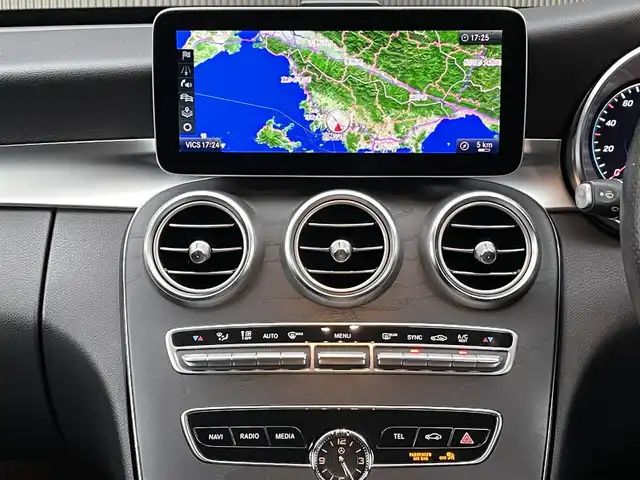 メルセデス・ベンツ Ｃ２２０ｄ ステーションワゴン アバンギャルドAMGライン 香川県 2018(平30)年 5.8万km ダイヤモンドホワイト アクティブブレーキアシスト/レーンチェンジアシスト/ブラインドスポットアシスト/パノラミックスライディングルーフ/純正ナビ/BT/USB/SD/AppleCarPlay/ブルメスターサウンド/ヘッドアップディスプレイ/ACC/パドルシフト/アンビエントライト/スマートキー/アイドリングストップ/ブラックレザーシート/パワーシート/シートヒーター/パワーバックドア/コーナーセンサー/LEDヘッドライト