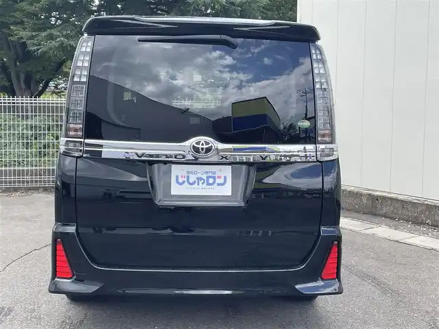 トヨタ ヴォクシー ZS 福島県 2014(平26)年 14.1万km ブラック (株)IDOMが運営する【じしゃロン福島店】の自社ローン専用車両になります。こちらは現金またはオートローンご利用時の価格です。自社ローンご希望の方は別途その旨お申付け下さい/純正ＳＤナビ/フルセグテレビ/バックカメラ/フリップダウンモニター/両側パワースライドドア/革巻ステアリング/ステアリングリモコン/ＥＴＣ/後席用サンシェード/オートリトラミラー