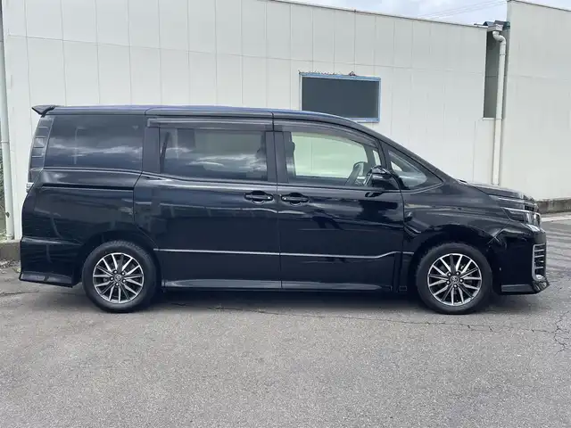 トヨタ ヴォクシー ZS 福島県 2014(平26)年 14.1万km ブラック (株)IDOMが運営する【じしゃロン福島店】の自社ローン専用車両になります。こちらは現金またはオートローンご利用時の価格です。自社ローンご希望の方は別途その旨お申付け下さい/純正ＳＤナビ/フルセグテレビ/バックカメラ/フリップダウンモニター/両側パワースライドドア/革巻ステアリング/ステアリングリモコン/ＥＴＣ/後席用サンシェード/オートリトラミラー