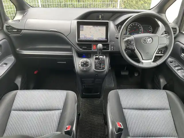 トヨタ ヴォクシー ZS 福島県 2014(平26)年 14.1万km ブラック (株)IDOMが運営する【じしゃロン福島店】の自社ローン専用車両になります。こちらは現金またはオートローンご利用時の価格です。自社ローンご希望の方は別途その旨お申付け下さい/純正ＳＤナビ/フルセグテレビ/バックカメラ/フリップダウンモニター/両側パワースライドドア/革巻ステアリング/ステアリングリモコン/ＥＴＣ/後席用サンシェード/オートリトラミラー