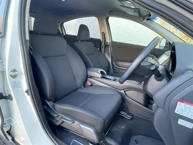 ホンダ ヴェゼル 愛知県 2016(平28)年 5.1万km ホワイトオーキッドパール /ワンオーナー//禁煙車//Bluetooth・FM・AM・//フルセグテレビ//純正ディーラーナビ//バックカメラ//後席会話サポート//クルーズコントロール//ETC//保証書//取扱説明書//記録簿//スペアキー（1本）//スマートキー//電動格納ミラー//オートライト//ハロゲンフォグランプ//純正16インチアルミホイール//ABS//TCS//横滑り防止//Gマット//ISOFIX//ブレーキホールド//ブレーキアシスト//衝突安全ボディー//EBD//盗難防止システム//UVカットガラス//プライバシーガラス//プッシュスタート//革巻きステアリング