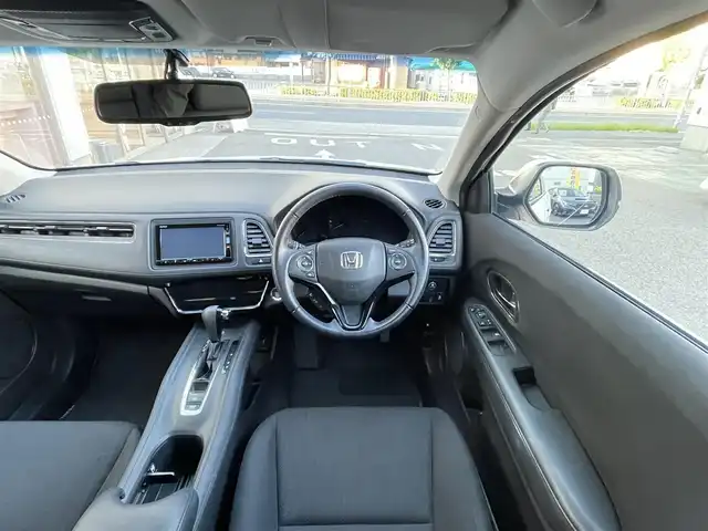 ホンダ ヴェゼル 愛知県 2016(平28)年 5.1万km ホワイトオーキッドパール /ワンオーナー//禁煙車//Bluetooth・FM・AM・//フルセグテレビ//純正ディーラーナビ//バックカメラ//後席会話サポート//クルーズコントロール//ETC//保証書//取扱説明書//記録簿//スペアキー（1本）//スマートキー//電動格納ミラー//オートライト//ハロゲンフォグランプ//純正16インチアルミホイール//ABS//TCS//横滑り防止//Gマット//ISOFIX//ブレーキホールド//ブレーキアシスト//衝突安全ボディー//EBD//盗難防止システム//UVカットガラス//プライバシーガラス//プッシュスタート//革巻きステアリング