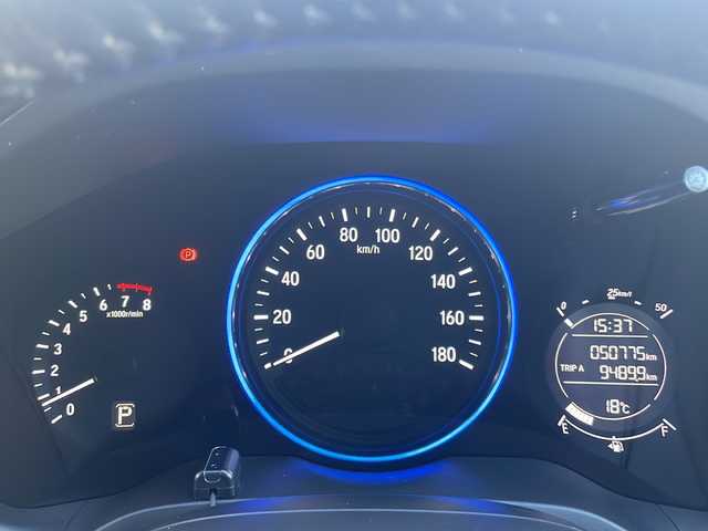 ホンダ ヴェゼル 愛知県 2016(平28)年 5.1万km ホワイトオーキッドパール /ワンオーナー//禁煙車//Bluetooth・FM・AM・//フルセグテレビ//純正ディーラーナビ//バックカメラ//後席会話サポート//クルーズコントロール//ETC//保証書//取扱説明書//記録簿//スペアキー（1本）//スマートキー//電動格納ミラー//オートライト//ハロゲンフォグランプ//純正16インチアルミホイール//ABS//TCS//横滑り防止//Gマット//ISOFIX//ブレーキホールド//ブレーキアシスト//衝突安全ボディー//EBD//盗難防止システム//UVカットガラス//プライバシーガラス//プッシュスタート//革巻きステアリング