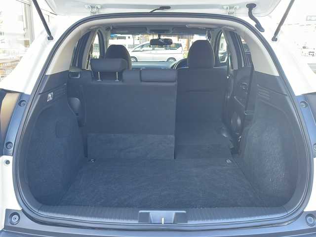 ホンダ ヴェゼル 愛知県 2016(平28)年 5.1万km ホワイトオーキッドパール /ワンオーナー//禁煙車//Bluetooth・FM・AM・//フルセグテレビ//純正ディーラーナビ//バックカメラ//後席会話サポート//クルーズコントロール//ETC//保証書//取扱説明書//記録簿//スペアキー（1本）//スマートキー//電動格納ミラー//オートライト//ハロゲンフォグランプ//純正16インチアルミホイール//ABS//TCS//横滑り防止//Gマット//ISOFIX//ブレーキホールド//ブレーキアシスト//衝突安全ボディー//EBD//盗難防止システム//UVカットガラス//プライバシーガラス//プッシュスタート//革巻きステアリング