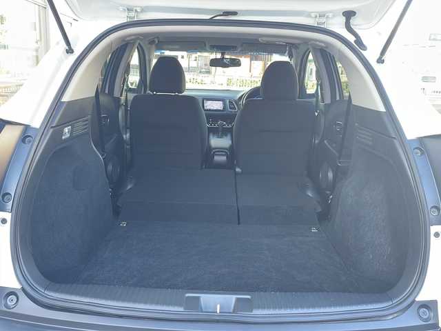 ホンダ ヴェゼル 愛知県 2016(平28)年 5.1万km ホワイトオーキッドパール /ワンオーナー//禁煙車//Bluetooth・FM・AM・//フルセグテレビ//純正ディーラーナビ//バックカメラ//後席会話サポート//クルーズコントロール//ETC//保証書//取扱説明書//記録簿//スペアキー（1本）//スマートキー//電動格納ミラー//オートライト//ハロゲンフォグランプ//純正16インチアルミホイール//ABS//TCS//横滑り防止//Gマット//ISOFIX//ブレーキホールド//ブレーキアシスト//衝突安全ボディー//EBD//盗難防止システム//UVカットガラス//プライバシーガラス//プッシュスタート//革巻きステアリング