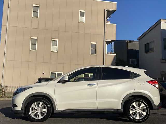 ホンダ ヴェゼル 愛知県 2016(平28)年 5.1万km ホワイトオーキッドパール /ワンオーナー//禁煙車//Bluetooth・FM・AM・//フルセグテレビ//純正ディーラーナビ//バックカメラ//後席会話サポート//クルーズコントロール//ETC//保証書//取扱説明書//記録簿//スペアキー（1本）//スマートキー//電動格納ミラー//オートライト//ハロゲンフォグランプ//純正16インチアルミホイール//ABS//TCS//横滑り防止//Gマット//ISOFIX//ブレーキホールド//ブレーキアシスト//衝突安全ボディー//EBD//盗難防止システム//UVカットガラス//プライバシーガラス//プッシュスタート//革巻きステアリング