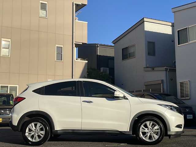 ホンダ ヴェゼル 愛知県 2016(平28)年 5.1万km ホワイトオーキッドパール /ワンオーナー//禁煙車//Bluetooth・FM・AM・//フルセグテレビ//純正ディーラーナビ//バックカメラ//後席会話サポート//クルーズコントロール//ETC//保証書//取扱説明書//記録簿//スペアキー（1本）//スマートキー//電動格納ミラー//オートライト//ハロゲンフォグランプ//純正16インチアルミホイール//ABS//TCS//横滑り防止//Gマット//ISOFIX//ブレーキホールド//ブレーキアシスト//衝突安全ボディー//EBD//盗難防止システム//UVカットガラス//プライバシーガラス//プッシュスタート//革巻きステアリング