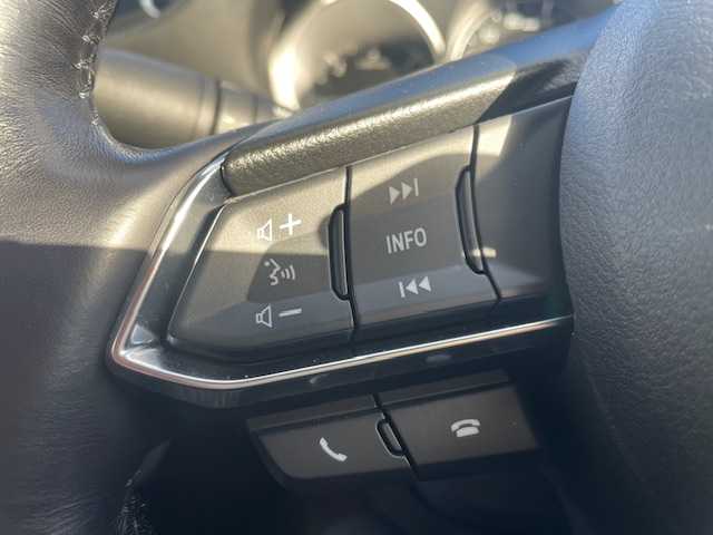 マツダ マツダ６セダン XD ブラックトーンエディション 秋田県 2022(令4)年 1.5万km スノーフレイクホワイトパールマイカ ディーゼル車/４WD/MT車/車検令和9年7月/純正ディスプレイオーディオ/FM/AM/CD/DVD/Bluetooth/USB/AUX/BOSEサウンド/本革赤革シート/シートメモリー/パワーシート/360°ビューモニター/シートヒーター/ステアリングヒーター/レーダークルーズコントロール/シートベンチレーション/前後ドライブレコーダー/LEDヘッドライト/オートライト/オートハイビーム/ETC/純正AW19インチ/社外AW17インチスタッドレスタイヤ車載/取扱説明書/保証書