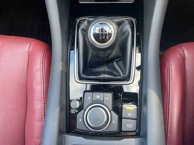 マツダ マツダ６セダン XD ブラックトーンエディション 秋田県 2022(令4)年 1.5万km スノーフレイクホワイトパールマイカ ディーゼル車/４WD/MT車/車検令和9年7月/純正ディスプレイオーディオ/FM/AM/CD/DVD/Bluetooth/USB/AUX/BOSEサウンド/本革赤革シート/シートメモリー/パワーシート/360°ビューモニター/シートヒーター/ステアリングヒーター/レーダークルーズコントロール/シートベンチレーション/前後ドライブレコーダー/LEDヘッドライト/オートライト/オートハイビーム/ETC/純正AW19インチ/社外AW17インチスタッドレスタイヤ車載/取扱説明書/保証書