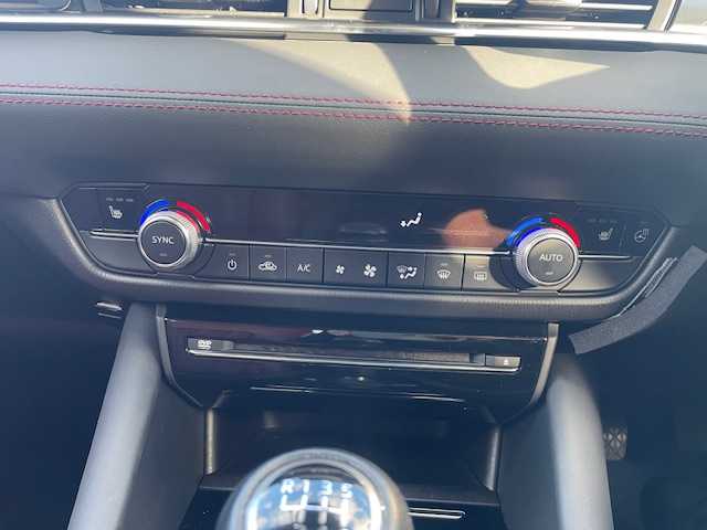 マツダ マツダ６セダン XD ブラックトーンエディション 秋田県 2022(令4)年 1.5万km スノーフレイクホワイトパールマイカ ディーゼル車/４WD/MT車/車検令和9年7月/純正ディスプレイオーディオ/FM/AM/CD/DVD/Bluetooth/USB/AUX/BOSEサウンド/本革赤革シート/シートメモリー/パワーシート/360°ビューモニター/シートヒーター/ステアリングヒーター/レーダークルーズコントロール/シートベンチレーション/前後ドライブレコーダー/LEDヘッドライト/オートライト/オートハイビーム/ETC/純正AW19インチ/社外AW17インチスタッドレスタイヤ車載/取扱説明書/保証書