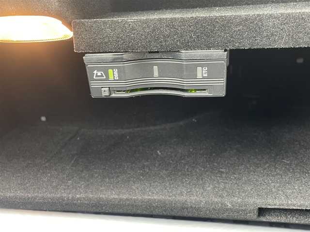 メルセデス・ベンツ Ｃ２２０ｄ ワゴン ローレウスエディション 東京都 2018(平30)年 4.5万km ポーラホワイト パノラマサンルーフ/純正ナビ/DTV/純正USB/Bluetooth/バックカメラ/黒レザーシート/シートヒーター/ETC/アンビエントライト/アダプティブクルーズコントロール/ブラインドスポットモニター/ステアリングパイロット/レーンキープアシスト/スマートキー/パドルシフト