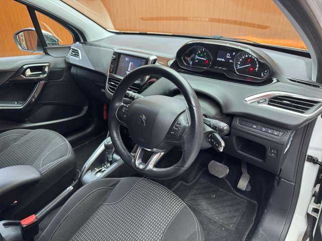 プジョー ２０８ アリュール 千葉県 2016(平28)年 4.1万km 白 衝突軽減Ｂ　/クルーズコントロール　/バックソナー　/ハロゲンヘッドライト　/オートライト　/アイドリングストップ　/純正１６インチＡＷ