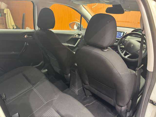 プジョー ２０８ アリュール 千葉県 2016(平28)年 4.1万km 白 衝突軽減Ｂ　/クルーズコントロール　/バックソナー　/ハロゲンヘッドライト　/オートライト　/アイドリングストップ　/純正１６インチＡＷ