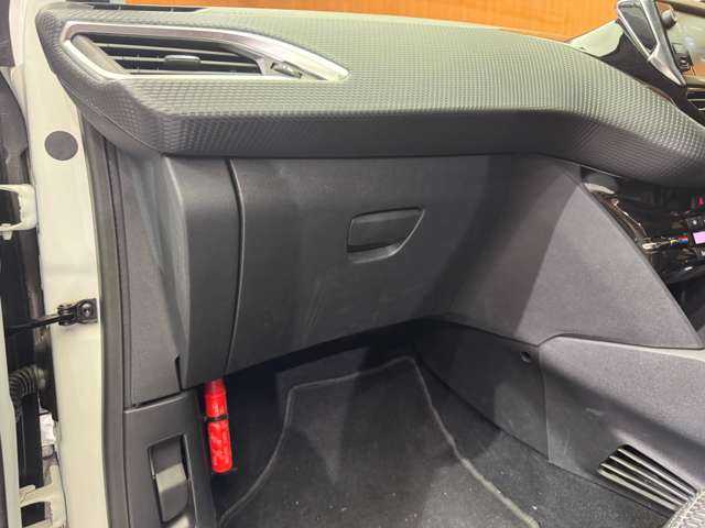 プジョー ２０８ アリュール 千葉県 2016(平28)年 4.1万km 白 衝突軽減Ｂ　/クルーズコントロール　/バックソナー　/ハロゲンヘッドライト　/オートライト　/アイドリングストップ　/純正１６インチＡＷ