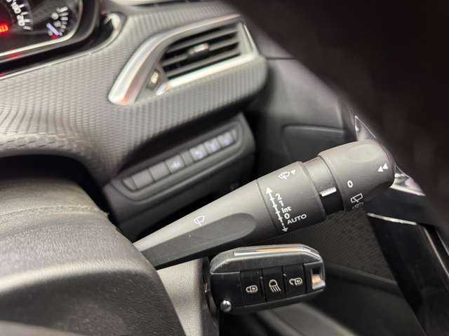 プジョー ２０８ アリュール 千葉県 2016(平28)年 4.1万km 白 衝突軽減Ｂ　/クルーズコントロール　/バックソナー　/ハロゲンヘッドライト　/オートライト　/アイドリングストップ　/純正１６インチＡＷ