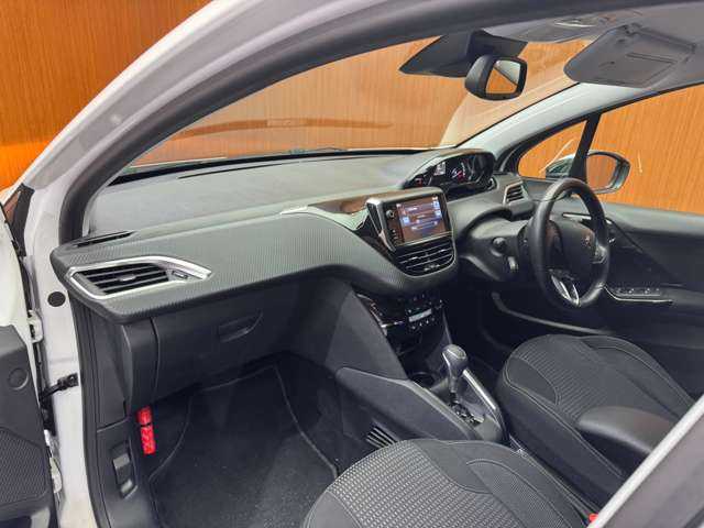 プジョー ２０８ アリュール 千葉県 2016(平28)年 4.1万km 白 衝突軽減Ｂ　/クルーズコントロール　/バックソナー　/ハロゲンヘッドライト　/オートライト　/アイドリングストップ　/純正１６インチＡＷ