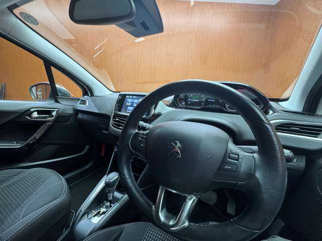 プジョー ２０８ アリュール 千葉県 2016(平28)年 4.1万km 白 衝突軽減Ｂ　/クルーズコントロール　/バックソナー　/ハロゲンヘッドライト　/オートライト　/アイドリングストップ　/純正１６インチＡＷ