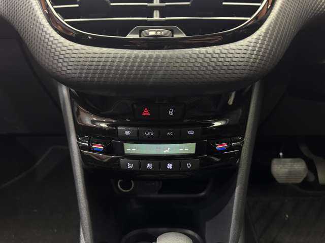 プジョー ２０８ アリュール 千葉県 2016(平28)年 4.1万km 白 衝突軽減Ｂ　/クルーズコントロール　/バックソナー　/ハロゲンヘッドライト　/オートライト　/アイドリングストップ　/純正１６インチＡＷ