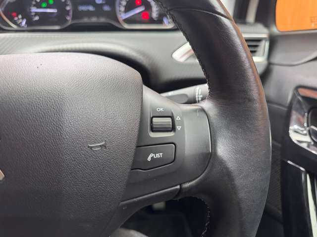 プジョー ２０８ アリュール 千葉県 2016(平28)年 4.1万km 白 衝突軽減Ｂ　/クルーズコントロール　/バックソナー　/ハロゲンヘッドライト　/オートライト　/アイドリングストップ　/純正１６インチＡＷ