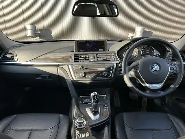 ＢＭＷ ３２０ｉ xDrive ラグジュアリー 長野県 2014(平26)年 10.1万km シルバー ４ＷＤ/　メモリ付きパワーシート/　シートヒーター/　ブラックレザーシート/　純正ＨＤＤナビ/　Ｂｌｕｅｔｏｏｔｈ接続/　ミラー一体型ＥＴＣ/　バクカメラ/　ステアリングスイッチ/　純正１７ＡＷ/　ウィンカーミラー