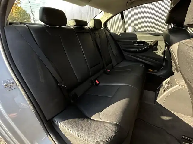 ＢＭＷ ３２０ｉ xDrive ラグジュアリー 長野県 2014(平26)年 10.1万km シルバー ４ＷＤ/　メモリ付きパワーシート/　シートヒーター/　ブラックレザーシート/　純正ＨＤＤナビ/　Ｂｌｕｅｔｏｏｔｈ接続/　ミラー一体型ＥＴＣ/　バクカメラ/　ステアリングスイッチ/　純正１７ＡＷ/　ウィンカーミラー