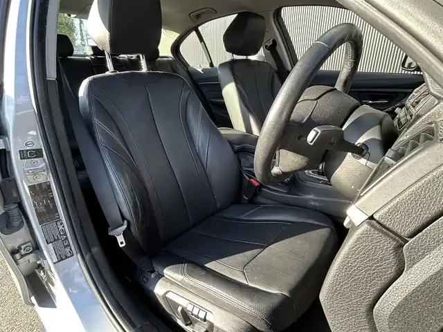 ＢＭＷ ３２０ｉ xDrive ラグジュアリー 長野県 2014(平26)年 10.1万km シルバー ４ＷＤ/　メモリ付きパワーシート/　シートヒーター/　ブラックレザーシート/　純正ＨＤＤナビ/　Ｂｌｕｅｔｏｏｔｈ接続/　ミラー一体型ＥＴＣ/　バクカメラ/　ステアリングスイッチ/　純正１７ＡＷ/　ウィンカーミラー