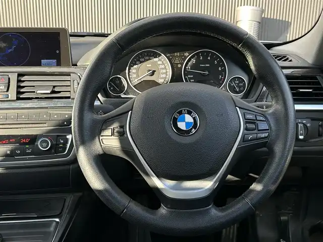 ＢＭＷ ３２０ｉ xDrive ラグジュアリー 長野県 2014(平26)年 10.1万km シルバー ４ＷＤ/　メモリ付きパワーシート/　シートヒーター/　ブラックレザーシート/　純正ＨＤＤナビ/　Ｂｌｕｅｔｏｏｔｈ接続/　ミラー一体型ＥＴＣ/　バクカメラ/　ステアリングスイッチ/　純正１７ＡＷ/　ウィンカーミラー
