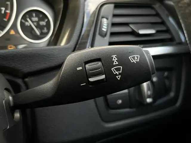 ＢＭＷ ３２０ｉ xDrive ラグジュアリー 長野県 2014(平26)年 10.1万km シルバー ４ＷＤ/　メモリ付きパワーシート/　シートヒーター/　ブラックレザーシート/　純正ＨＤＤナビ/　Ｂｌｕｅｔｏｏｔｈ接続/　ミラー一体型ＥＴＣ/　バクカメラ/　ステアリングスイッチ/　純正１７ＡＷ/　ウィンカーミラー