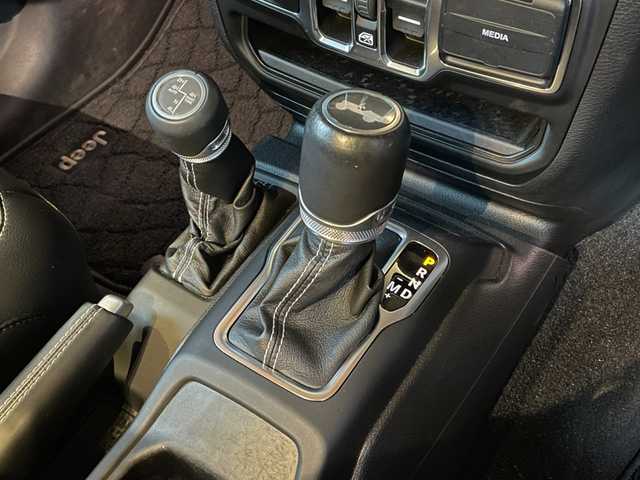 クライスラー・ジープ ジープ ラングラー アンリミテッド サハラ 愛知県 2020(令2)年 4.4万km グラニトクリスタル 純正ナビ/バック・フロントカメラ/CarPlay/フルセグTV /アダプティブクルーズコントロール/BSM/黒革シート/シートヒーター/ステアリングヒーター/LEDヘッドライト/プッシュスタート/ETC2.0/純正18インチAW