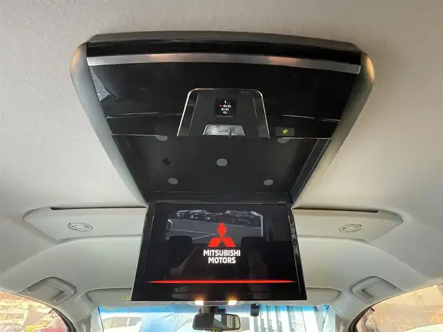三菱 デリカＤ：５ アーバンギア G パワーパッケージ 佐賀県 2019(平31)年 5.6万km ウォームホワイトパール 7人乗り　/衝突軽減ブレーキシステム/レーダークルーズコントロール/車線逸脱警報システム/純正10.1型ナビ/・マルチアラウンドモニター/・フルセグTV/BT/CD/DVD/HDMI(USB接続タイプ)/社外11.5型後席モニター/パワーバックドア/両側パワースライドドア/純正18インチAW/シートヒーター/LEDヘッドライト/オートマチックハイビーム/フォグランプ/社外ドラレコ　/ETC/電動パーキングスイッチ/パドルシフト/ステアリングスイッチ/アイドリングストップ/スペアキー×1/取扱説明書/保証書