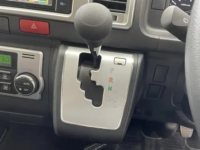 トヨタ ハイエース GL ロング 滋賀県 2022(令4)年 4.2万km ブラックマイカ 純正7インチナビ/【Bluetooth/CD/DVD/フルセグTV】/純正フリップダウンモニター/片側パワースライドドア/バックカメラ/フロントモデリスタエアロ/クリアランスソナー/前後ドライブレコーダー/LEDヘッドライト/オートマチックハイビーム/レーンキープアシスト/ビルトインETC/プッシュスタート/スマートキー/ステアリングリモコン