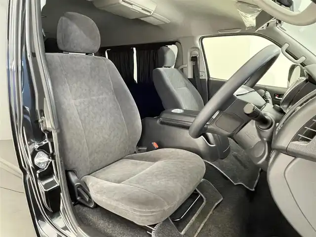 トヨタ ハイエース GL ロング 滋賀県 2022(令4)年 4.2万km ブラックマイカ 純正7インチナビ/【Bluetooth/CD/DVD/フルセグTV】/純正フリップダウンモニター/片側パワースライドドア/バックカメラ/フロントモデリスタエアロ/クリアランスソナー/前後ドライブレコーダー/LEDヘッドライト/オートマチックハイビーム/レーンキープアシスト/ビルトインETC/プッシュスタート/スマートキー/ステアリングリモコン