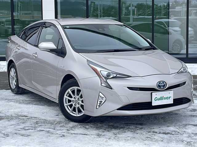 トヨタ プリウス Sセーフティプラス 道東・釧路十勝 2017(平29)年 3.9万km スティールブロンドM 4WD//ETC//メモリナビ//フルセグテレビ//バックカメラ//クルーズコントロール//ドアバイザー//プッシュスタート//エンジンスターター//フォグランプ//オートライト