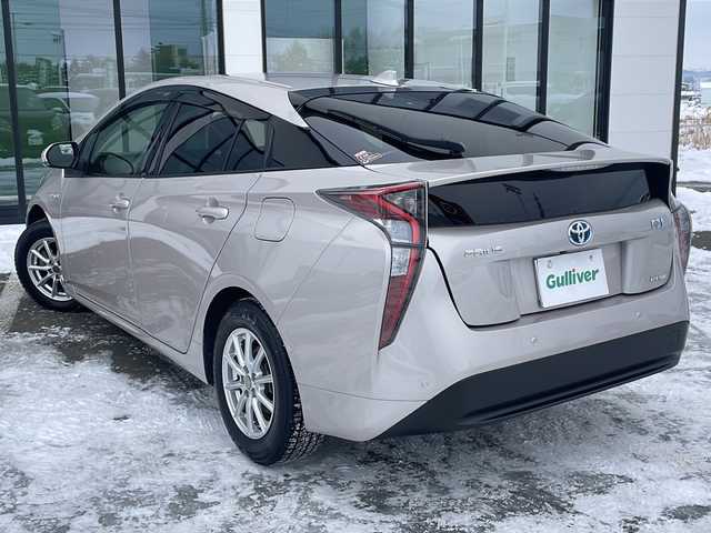 トヨタ プリウス Sセーフティプラス 道東・釧路十勝 2017(平29)年 3.9万km スティールブロンドM 4WD//ETC//メモリナビ//フルセグテレビ//バックカメラ//クルーズコントロール//ドアバイザー//プッシュスタート//エンジンスターター//フォグランプ//オートライト