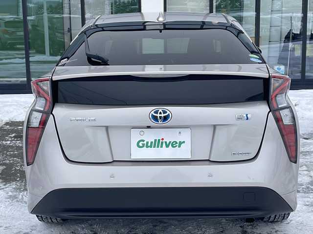 トヨタ プリウス Sセーフティプラス 道東・釧路十勝 2017(平29)年 3.9万km スティールブロンドM 4WD//ETC//メモリナビ//フルセグテレビ//バックカメラ//クルーズコントロール//ドアバイザー//プッシュスタート//エンジンスターター//フォグランプ//オートライト