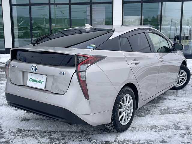 トヨタ プリウス Sセーフティプラス 道東・釧路十勝 2017(平29)年 3.9万km スティールブロンドM 4WD//ETC//メモリナビ//フルセグテレビ//バックカメラ//クルーズコントロール//ドアバイザー//プッシュスタート//エンジンスターター//フォグランプ//オートライト