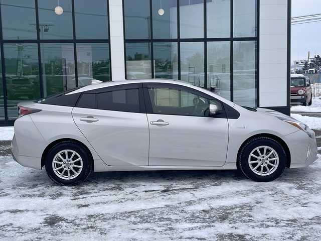 トヨタ プリウス Sセーフティプラス 道東・釧路十勝 2017(平29)年 3.9万km スティールブロンドM 4WD//ETC//メモリナビ//フルセグテレビ//バックカメラ//クルーズコントロール//ドアバイザー//プッシュスタート//エンジンスターター//フォグランプ//オートライト