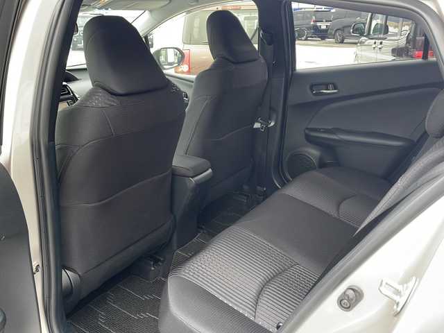 トヨタ プリウス Sセーフティプラス 道東・釧路十勝 2017(平29)年 3.9万km スティールブロンドM 4WD//ETC//メモリナビ//フルセグテレビ//バックカメラ//クルーズコントロール//ドアバイザー//プッシュスタート//エンジンスターター//フォグランプ//オートライト