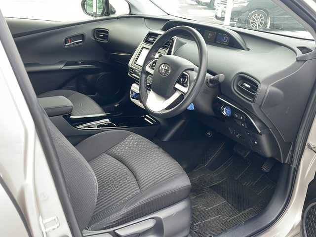 トヨタ プリウス Sセーフティプラス 道東・釧路十勝 2017(平29)年 3.9万km スティールブロンドM 4WD//ETC//メモリナビ//フルセグテレビ//バックカメラ//クルーズコントロール//ドアバイザー//プッシュスタート//エンジンスターター//フォグランプ//オートライト