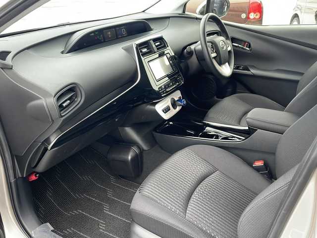 トヨタ プリウス Sセーフティプラス 道東・釧路十勝 2017(平29)年 3.9万km スティールブロンドM 4WD//ETC//メモリナビ//フルセグテレビ//バックカメラ//クルーズコントロール//ドアバイザー//プッシュスタート//エンジンスターター//フォグランプ//オートライト